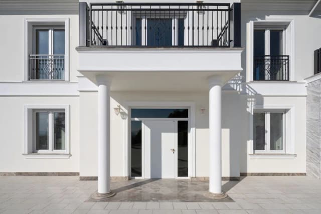 Co to jest fasada budynku? Odkryj jej znaczenie i funkcje w architekturze